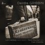"Kindersang Soul Outsider" auf einem alten Koffer, gehalten von einer Person in einem Mantel. Retro Bahnhofs-Szene.