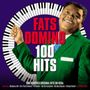 "Fats Domino 100 Hits" in roten und weißen Buchstaben über Klaviertasten und einem fröhlichen Mann im grünen Anzug.