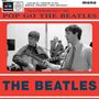 "POP GO THE BEATLES" und "THE BEATLES" in blauer Schrift auf rotem Hintergrund. Zwei Musiker mit Gitarren, schwarz-weiß.