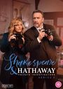 "Shakespeare & Hathaway: Private Investigators - Series 5." Zwei Personen mit Kamera und Fernglas schauen aufmerksam.