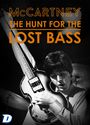 "McCARTNEY: THE HUNT FOR THE LOST BASS" in orange Text. Schwarz-weißes Foto eines Mannes mit einer Bassgitarre.