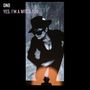 Text: "ONO YES, I'M A WITCH TOO". Schwarz-weiß Foto einer Person mit Hut und Sonnenbrille, Silhouette davor.