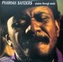 "Pharoah Sanders wisdom through music" oben. Intensives Porträt eines Mannes mit geschlossenen Augen.