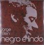 Text: "Jorge Ben, negro é lindo". Ein stilisiertes Profil eines Gesichts vor einem rot-schwarzen Hintergrund.