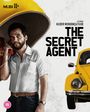 „THE SECRET AGENT“, Film von Kleber Mendonça Filho. Ein Mann telefoniert in einer gelben Telefonzelle, gelbes Auto rechts.