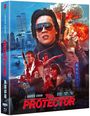 Text: "Jackie Chan - The Protector". Illustration: Jackie Chan mit Sonnenbrille, Helikopter, Explosionen und Wolkenkratzer.