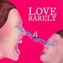 Text: "LOVE RARELY" und "pain travels". Zwei Gesichter mit blauen Linien, ein Boot segelt darauf. Intensives Pink.