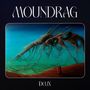 "MOUNDRAG" und "DEUX" stehen über einer surrealen Landschaft mit organischem Gebilde vor blau-grünem Hintergrund.