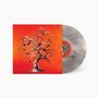 Trockenbaum auf rotem Hintergrund, rechts eine graue Marmor-Vinylplatte.