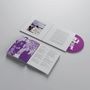 Ein CD-Album mit einem violetten Cover, geöffnet, zeigt Textabschnitte sowie ein Foto von Menschen in einem Geschäft.