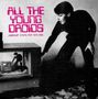„ALL THE YOUNG DROIDS, JUNKSHOP SYNTH POP 1978-1985“. Ein Mann beugt sich über einen Fernseher mit demselben Bild.