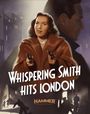 "Whispering Smith Hits London" steht groß geschrieben. Im Hintergrund eine Frau in braunem Mantel mit zwei Pistolen.