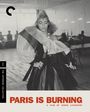 "Paris is Burning" steht im Vordergrund, eine Person in auffälliger Kleidung tanzt, umgeben von Zuschauern und Pokalen.