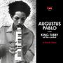 Texte: "Striker Lee presents, AUGUSTUS PABLO meets KING TUBBY at the control, In Roots Vibes." Schwarzweiß-Foto eines Mannes mit einem Melodica.