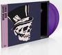 "Bryan Adams Bare Bones" steht auf einem lila Streifen. Illustration: Schädel mit Zylinderhut, violette Schallplatte.