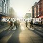 "Adam Gibbons, Music for Motion Pictures." Fünf Menschen gehen mit Instrumenten über einen Zebrastreifen bei Sonnenuntergang.