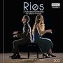 "Ries: 5 Polonaises & Marches for piano 4-hands" steht oben. Zwei Musiker spielen Rücken an Rücken Klavier.