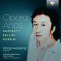 "Opera Arias", Donizetti, Bellini, Rossini. Wang Huandong, baritone. Bild eines Mannes mit hellem Hemd vor blauem Hintergrund.