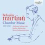 "Bohuslav Martinů Chamber Music 1937-1945" steht links. Rechts ist eine skizzierte Zeichnung eines Mannes am Klavier.