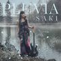 „PLUVIA SAKI“. Frau mit Gitarre, steht an einem See. Florale Illustrationen verzieren den Rand.