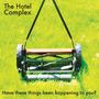 "The Hotel Complex. Have these things been happening to you?" Ein Rasenmäher auf einer grünen Wiese.