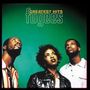 Text: "GREATEST HITS fugees". Drei Personen blicken nach oben vor grünem Hintergrund.