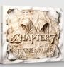 Text: CHAPTER 7, TRÄNENMEER. Skulpturale, verhüllte Figuren in Stein eingraviert.