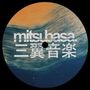 Text: "mitsu hase" und japanische Schriftzeichen. Runde Scheibe, abstrakte Wellen in Blau und Orange.