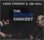 LOUIS STEWART & JIM HALL, THE DUBLIN CONCERT. Zwei Musiker mit Gitarren in dunkler Umgebung.