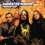 "MONSTER MAGNET POWERTRIP" ist in fetten Buchstaben zu sehen. Vier Männer, einer zeigt das Rockhandzeichen, umgeben von Flammen.