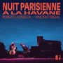 „Nuit Parisienne à La Havane, Roberto Fonseca, Vincent Segal.“ Zwei Musiker auf der Bühne, Cello und Klavier, blau-pink beleuchtet.