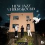 "New Jazz Underground" und "Hoodies" stehen oben. Drei Personen vor einem zweistöckigen Gebäude mit einer weißen Taube.
