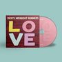 „DEXYS MIDNIGHT RUNNERS“ oben, „LOVE“ in bunten Buchstaben darunter. Eine CD daneben in Rosa.