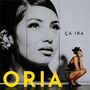 Großer schwarz-weißer Porträt einer Frau. Text: "ÇA IRA". Gelber Text: "ORIA". Rechts sitzt die Frau mit Schleife am Kopf.