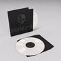 Schwarzes Cover mit Totenkopf, "Bohren & Der Club of Gore", "Black Earth". Weiße Vinyl-Schallplatte ist teilweise sichtbar.