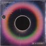 "DAYSEEKER DARK SUN" und Titel der Songs. Ein farbiger, neonartiger Ring umgibt eine schwarze Scheibe.