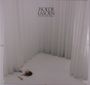 Text: "ISOLDE LASOEN MY KIND OF DRAMA". Eine Person liegt am Boden, umgeben von weißen Vorhängen.