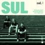 "SUL vol. II" oben, Musiker Bernardo Couto, Bernardo Moreira, Luís Figueiredo, darunter sitzend auf Treppenstufen. LADO B RECORDS Logo.