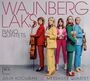 "WAJNBERG LAKS Piano Quintets. Julia Kociuban & Messages Quartet." Fünf Frauen in bunten Anzügen mit Instrumenten.