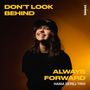 Texte: "DON'T LOOK BEHIND", "ALWAYS FORWARD", "HANIA DEREJ TRIO". Junge Person lächelt nach oben, trägt Mütze.