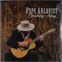 „Pepe Ahlqvist Dreaming Away“. Ein Mann mit Hut spielt Gitarre, sitzend vor einem herbstlichen Hintergrund.