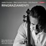 "RINGRAZIAMENTI" und Namen der Künstler. Mann in Hemd spielt konzentriert Cello; schlichtes, elegantes Design.