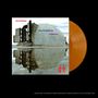 "Michael Cashmore - Before The Light Has Gone - Symphony No. 4" ist auf einem Betonbau mit Spiegelung und orangefarbenem Vinyl zu sehen.