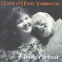 Text: "Glenn & Holly Yarbrough Family Portrait". Ein Mann lehnt seinen Kopf an eine lächelnde Frau.