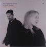 Siril Malmedal Hauge & Kjetil Mulelid, "I Remember Oranges". Verschwommenes Schwarzweißfoto eines Mannes und einer Frau.