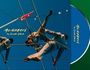 "Acrobats by Sarah Crane" steht auf einem CD-Cover. Akrobaten führen auf Seilen Kunststücke in eleganten Anzügen aus.