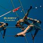 "ACROBATS by Sondre Lerche" in gelber Schrift. Drei Akrobaten in grauen Anzügen balancieren auf Seilen am Himmel.