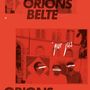 Text: "Orions Belte", "pur jus". Drei Menschen stehen vor einem Gebäude, ihre Augen sind mit einem weißen Balken verdeckt.