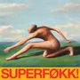 Der Text "SUPERFØKK!" ist in fetten roten Buchstaben unten. Es zeigt eine nackte Person in gebückter Haltung auf einer Wiese.