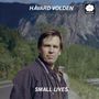 HÅVARD VOLDEN, SMALL LIVES. Im Vordergrund ein Mann, im Hintergrund Berge, Bäume und ein weiteres unscharfes Gesicht.